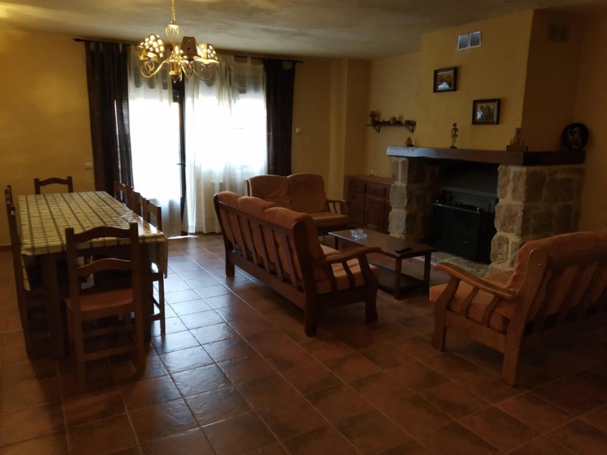 Viv. De Uso Turistico Fuente El Tejo - Casa Ana Villa Burgohondo Exteriör bild