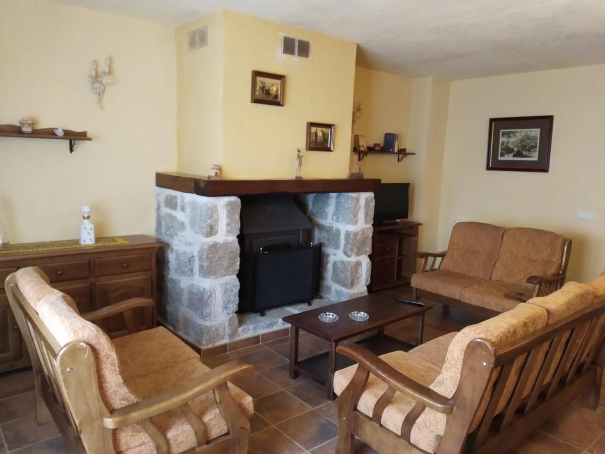Viv. De Uso Turistico Fuente El Tejo - Casa Ana Villa Burgohondo Exteriör bild